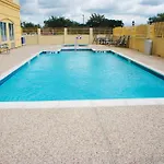 La Quinta By Wyndham Angleton 